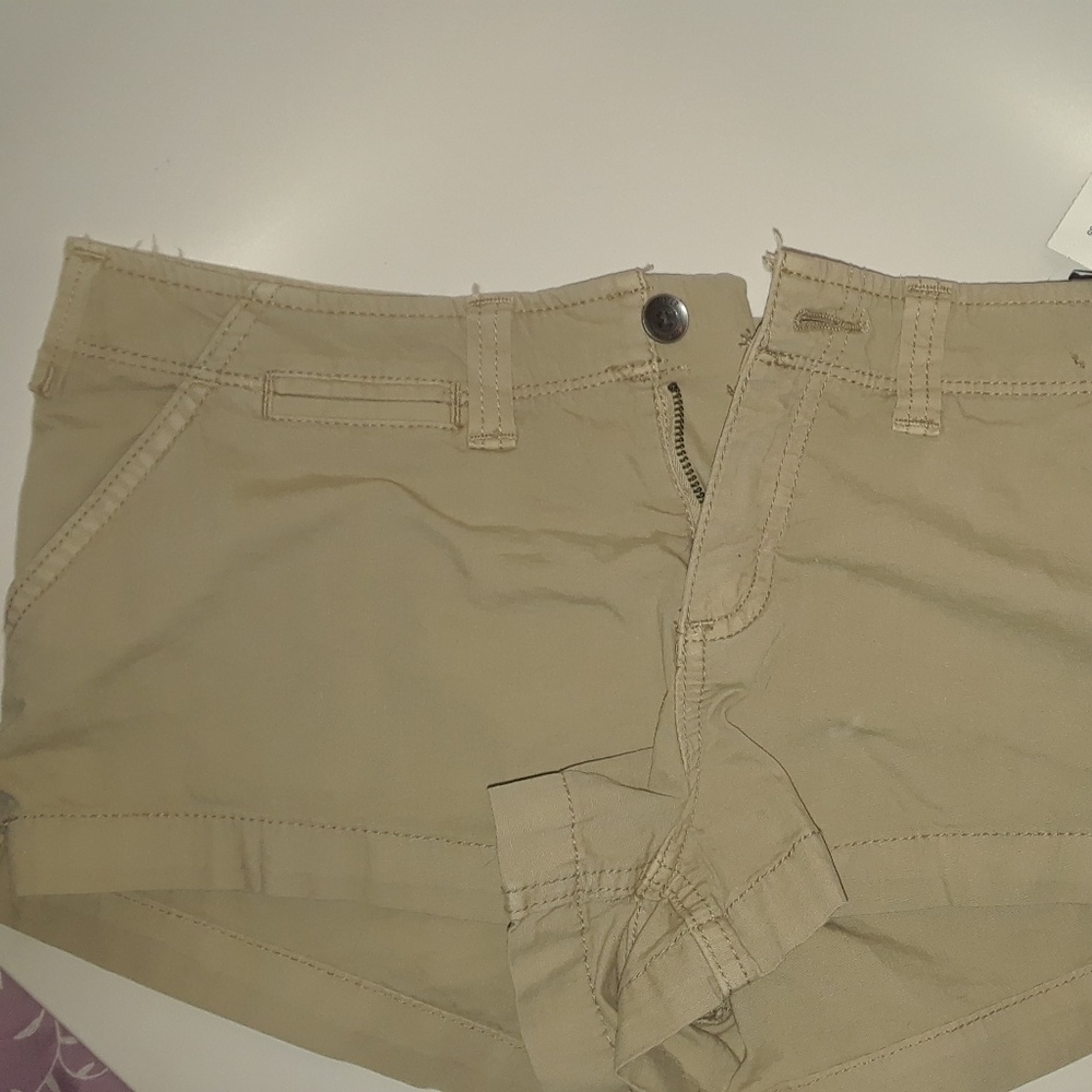 NWT Hollister chino shorts Low Rise size 3